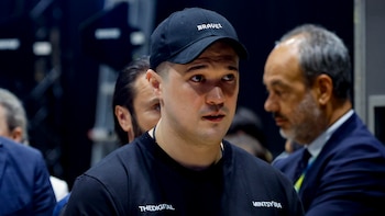 Zelenski, entre 2 políticos, un