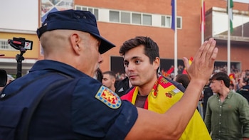 AMP2- La Policía impide la entrada de Vito Quiles y Bertrand Ndongo en el Congreso para participar en una jornada de Vox