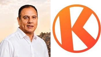 Fotografía de Anatoly Bedriñana con camisa blanca al lado del logotipo naranja con la letra K de Fuerza Popular