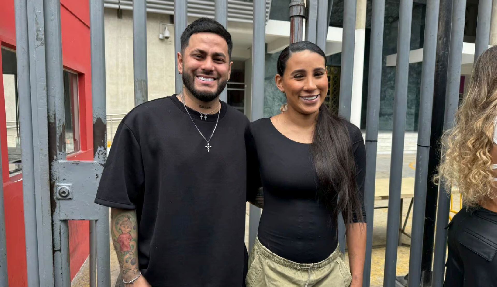 La pareja decide mantener la convivencia familiar, a pesar del reciente caso de violencia doméstica, desatando reacciones y nuevas preguntas sobre su dinámica personal y el ambiente en su departamento compartido (Instagram)