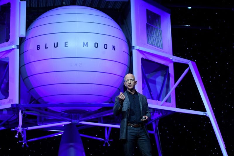 Jeff Bezos al presentar el módulo de aterrizaje lunar de su compañía espacial Blue Origin, llamado Blue Moon, durante un evento en Washington, en 2019 (REUTERS/Clodagh Kilcoyne)