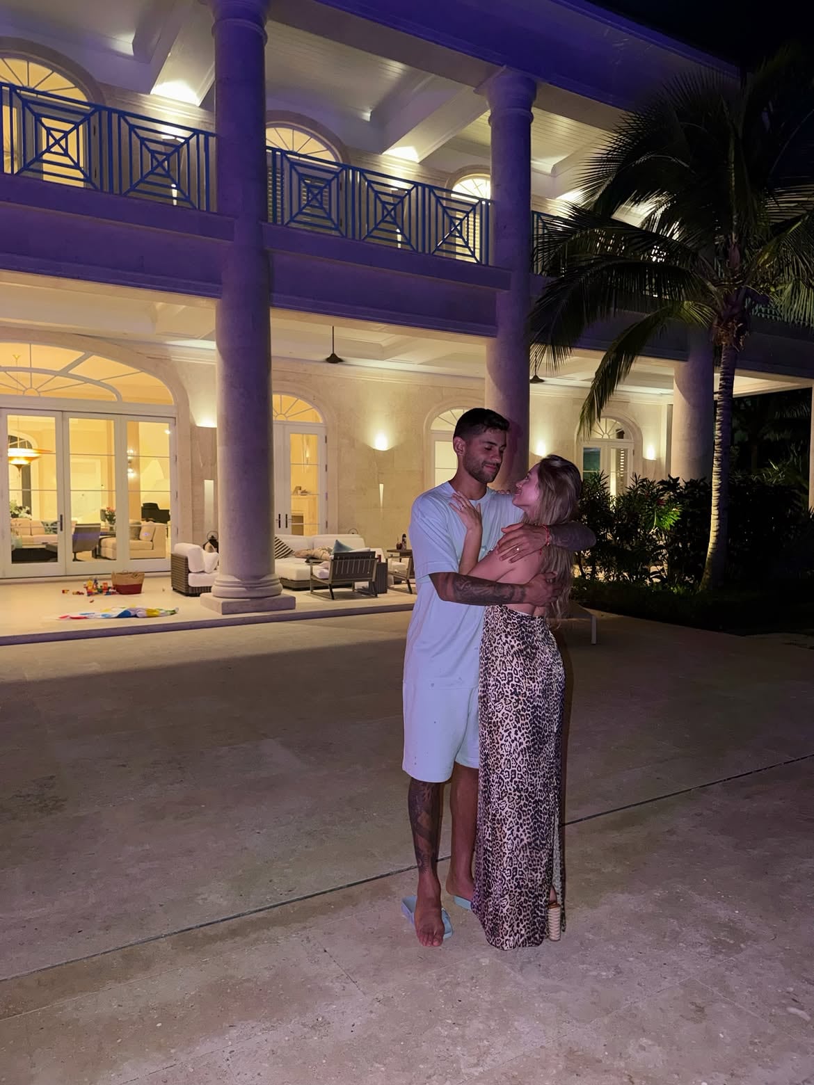 Cristian Romero junto a su pareja Karen Cavaller