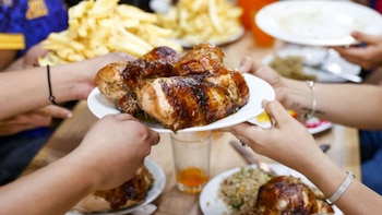 El Día del Pollo a la Brasa 2026 se celebrará el domingo 18 de julio, fecha en la que las pollerías del país esperan una alta demanda y lanzan promociones especiales - Créditos: Andina.