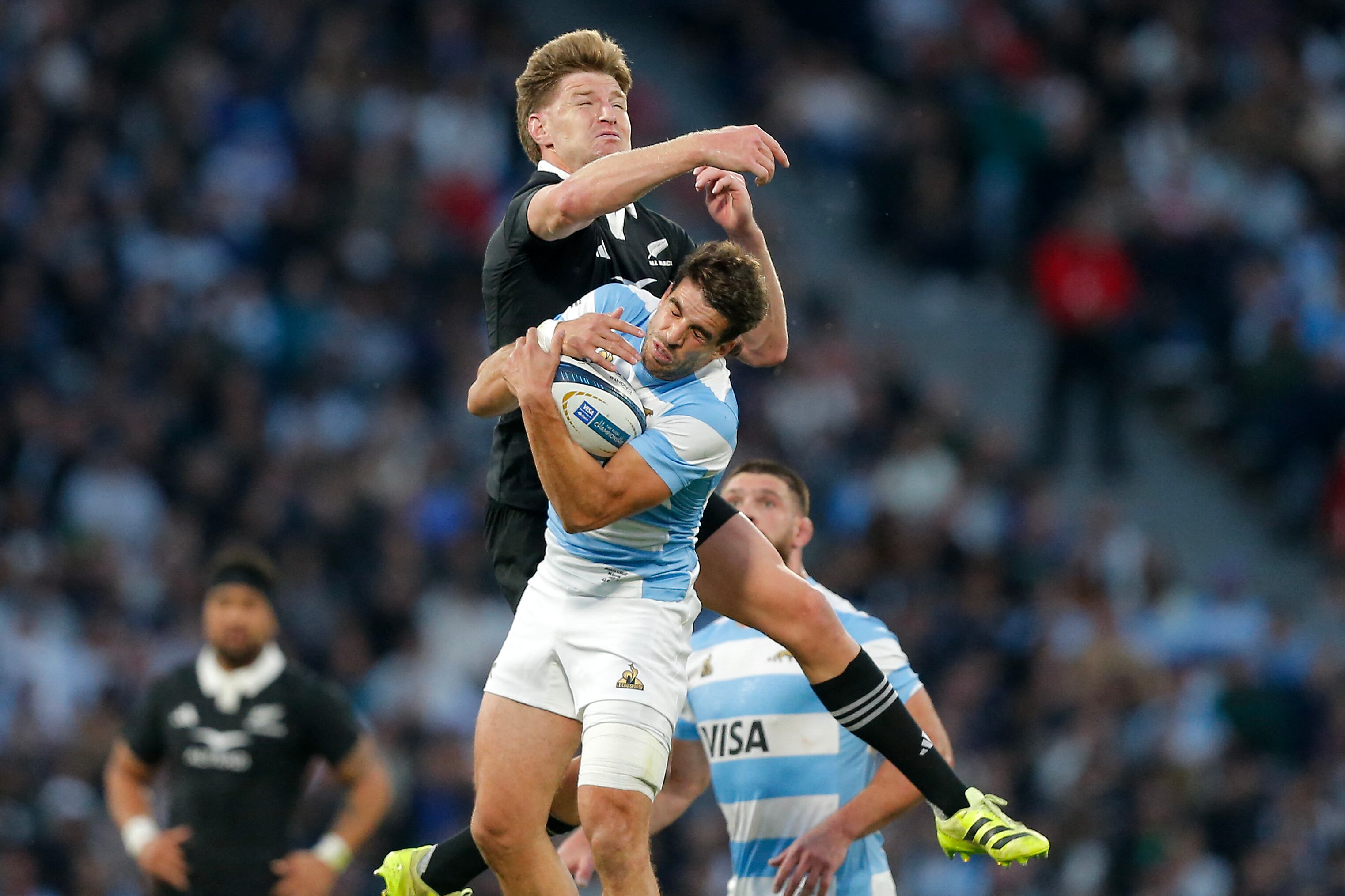 Juan Cruz Mallía gana en las alturas frente a Jordie Barrett (Photo by Diego LIMA / AFP)