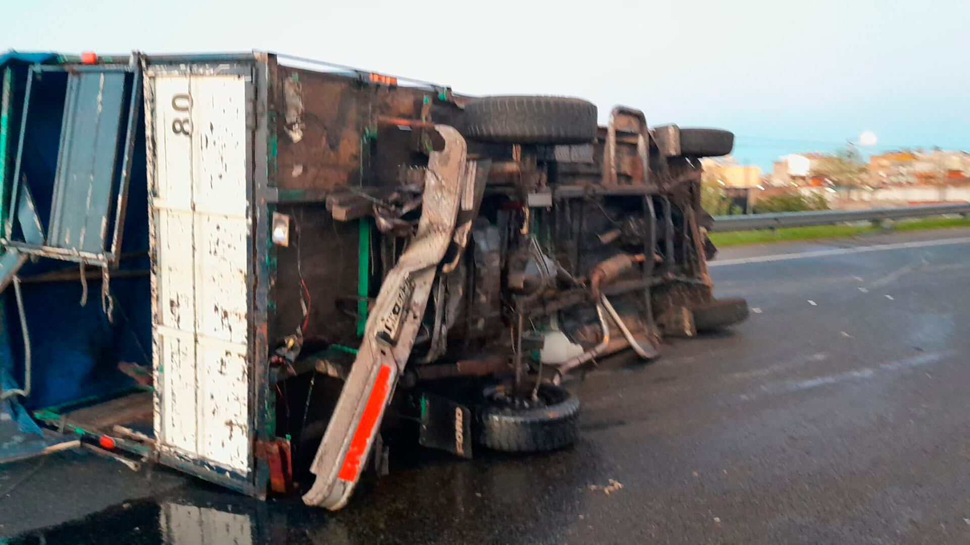 La camioneta Ford F-100 volcada sobre la General Paz.