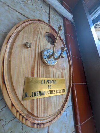 Percha "Arturo Pérez-Reverte" en el