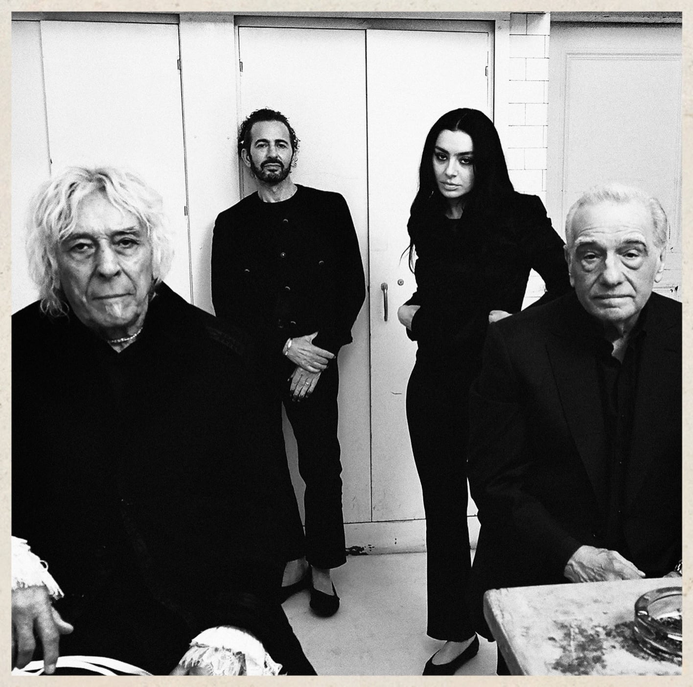 Imagen del álbum 'Music, Fashion, Film' con John Cale, Marc Jacobs y Martin Scorsese junto a la cantante Charli XCX.