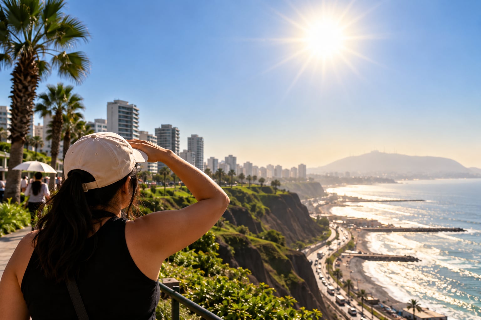 Una persona se protege del sol en el malecón de Lima ante el aumento de las temperaturas asociadas al fenómeno El Niño Costero. (Imagen Ilustrativa Infobae)