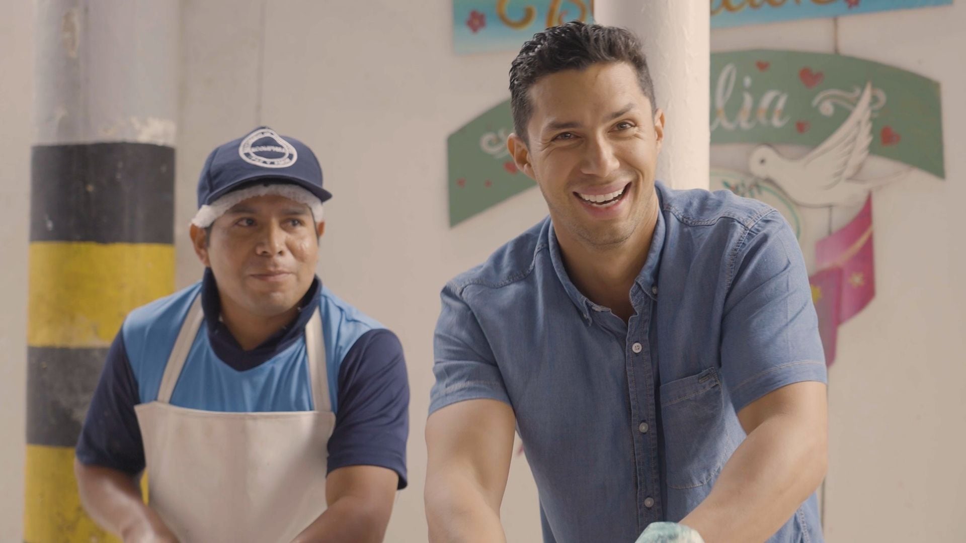 El chef Rodrigo Fernandini sonríe junto a un colaborador en el rodaje de la película peruana Ceviche.