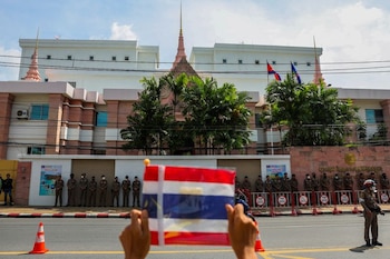 Un activista monárquico sostiene una