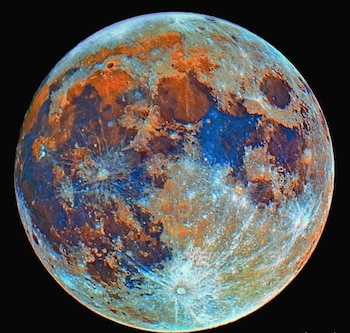 Las tierras altas lunares presentan tonos claros y rosados gracias a su alto contenido de feldespato calcio y aluminio (NASA)