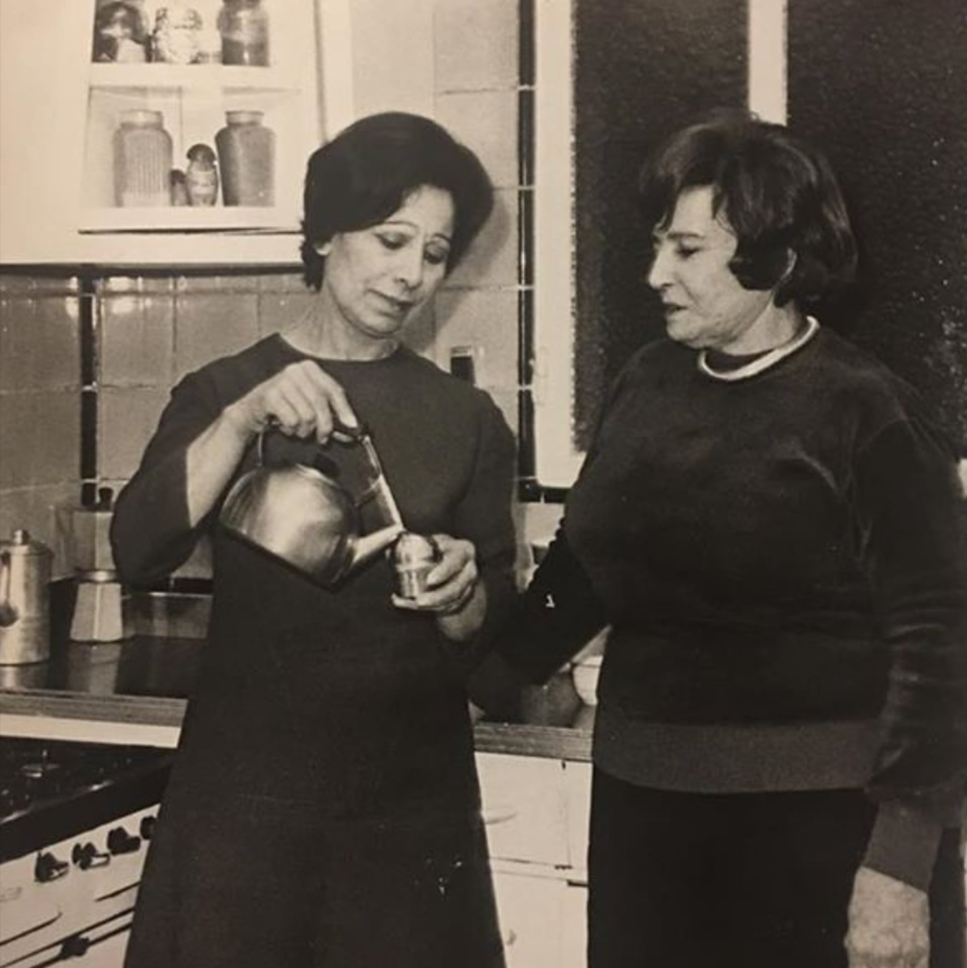 Doña Petrona y Juanita, en un momento de relax en su domicilio