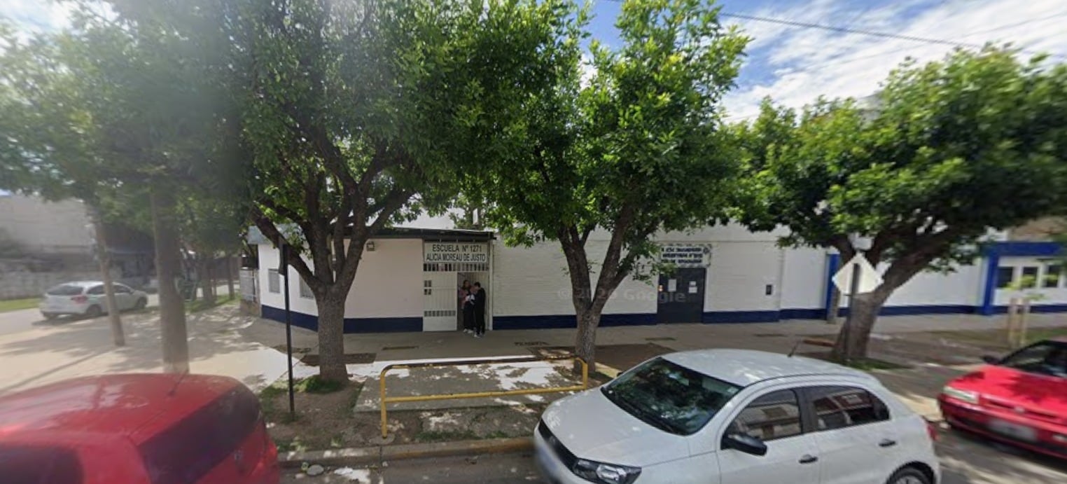 Agentes comprobaron impactos de bala en el portón de ingreso al comedor escolar y en la fachada del edificio ubicado en Maipú al 100, Villa Gobernador Gálvez