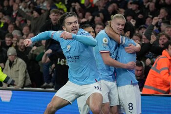 Jack Grealish (izquierda) celebra tras