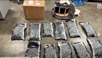 La marihuana estaba escondida en tubos y fundas plásticas dentro de la estructura del mueble para simular un asiento convencional. (Foto cortesía DNCD)