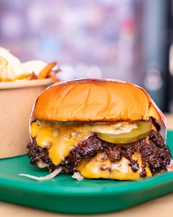 Hamburguesas jugosas y de sabores intensos, con un enfoque en la calidad y una carta reducida