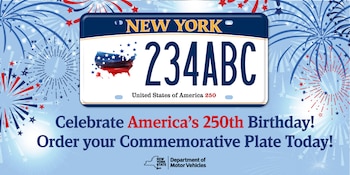 Placa vehicular azul y blanca de Nueva York con números 234ABC y el mapa de Estados Unidos. Fondo azul con fuegos artificiales y texto promocional