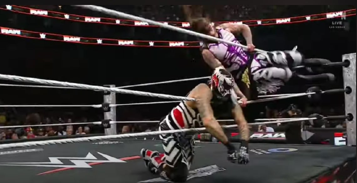 Con un solido 619 y una plancha sapito, Dominik Mysterio acabó a Penta. (YouTube / WWE)