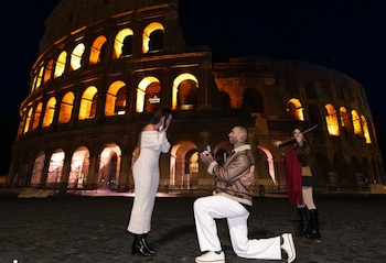 Frente al Coliseo Romano, Jota