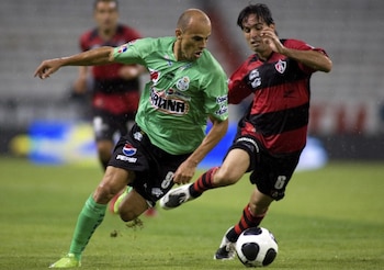 Foto de archivo del director técnico Gerardo Espinoza (6) durante su etapa como jugador. Estadio Jalisco, Guadalajara, México. 8 de agosto de 2009.
REUTERS/Alejandro Acosta