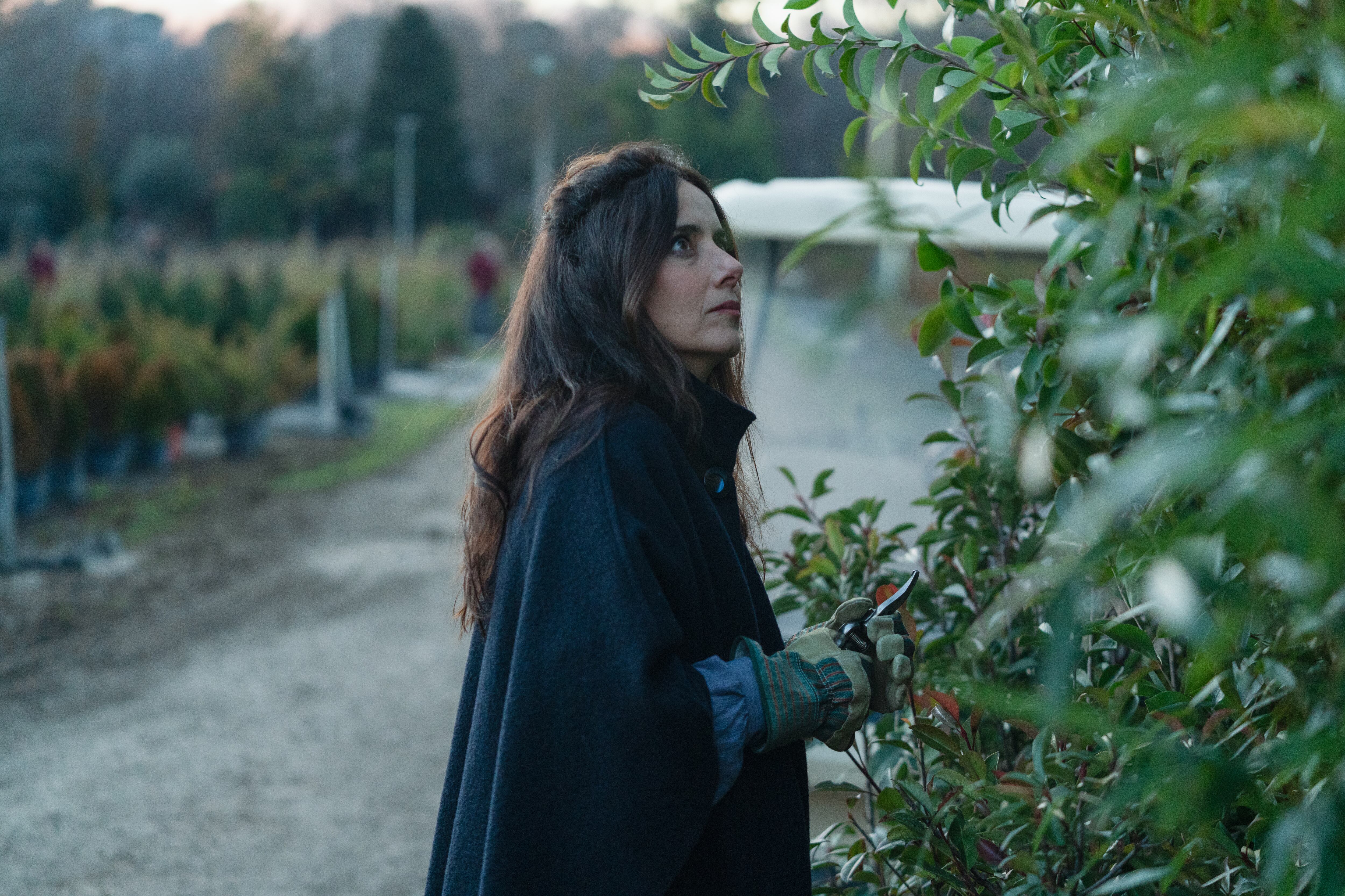 EL JARDINERO. Cecilia Suárez as China Jurado in episode 01 of EL JARDINERO. Cr. Niete/Netflix © 2024