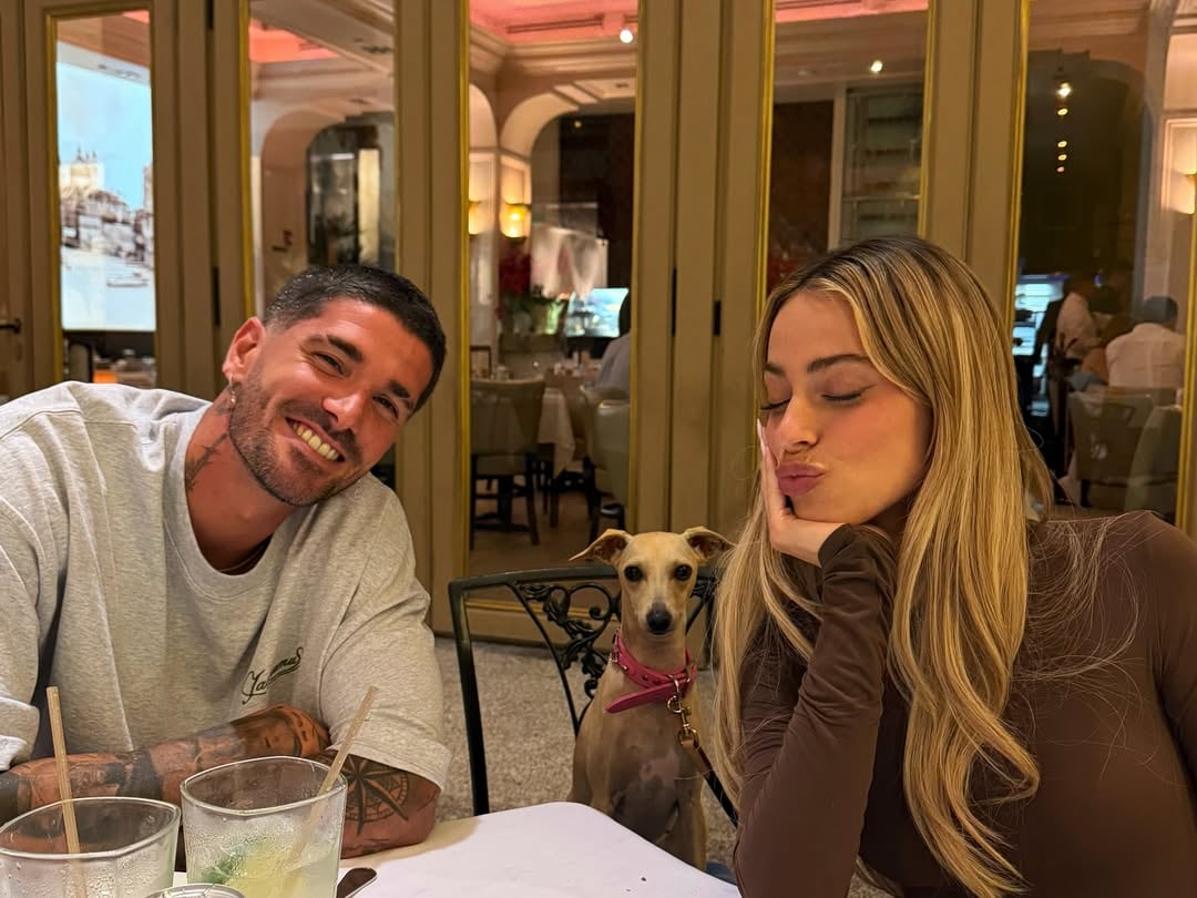 Tini, Rodrigo y su perrita en un restaurante: una postal familiar que se coló entre las fotos del carrusel
