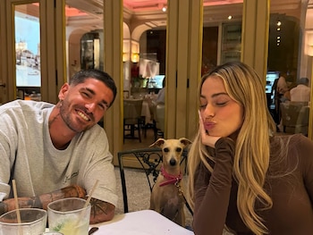 Tini, Rodrigo y su perrita en un restaurante: una postal familiar que se coló entre las fotos del carrusel