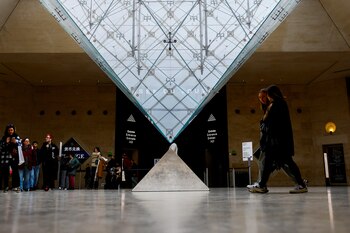 La pirámide de vidrio del