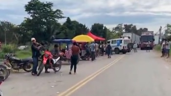 Protesta de agricultores impide paso de ambulancia con mujer que requiere cirugía urgente. (Foto: Captura video/Canal N)