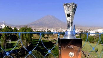 El trofeo de Liga 1