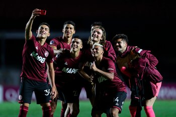 Jugadores de Lanús se toman una foto en la celebración tras el final de un partido de la Copa Sudamericana frente Sao Paulo el 4 de noviembre de 2020 en el estadio Morumbi en Sao Paulo (Brasil). EFE/Fernando Bizerra/Archivo