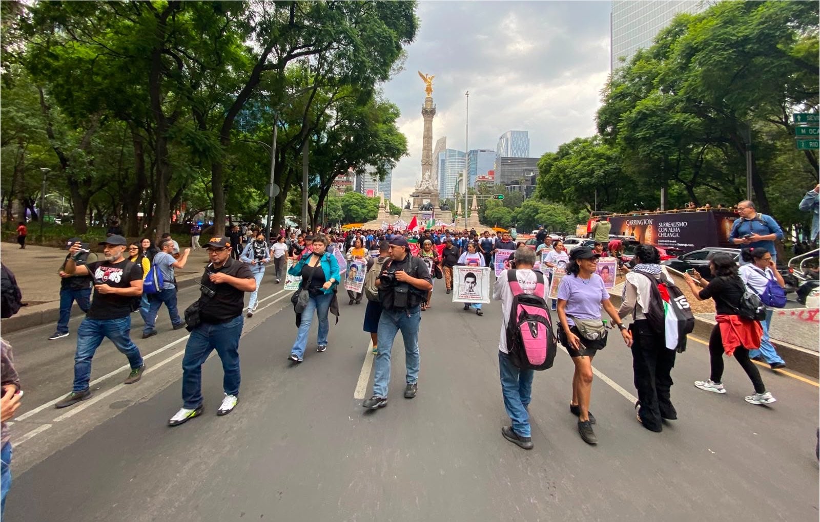 Marcha por estudiantes desaparecidos de Ayotzinapa (X / SCPPyBG)