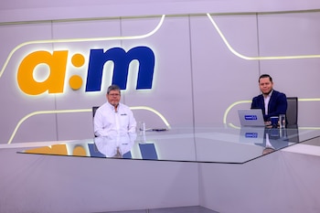 El presidente de ANDA, Dagoberto Arévalo, durante su participación en el programa televisivo Entrevista AM, donde informó sobre los avances en infraestructura hídrica y la estabilidad de las tarifas.