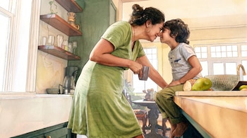 Ilustración en acuarela de una mujer inclinada frente a un niño sentado en la mesada de una cocina con estantes y ventanas.