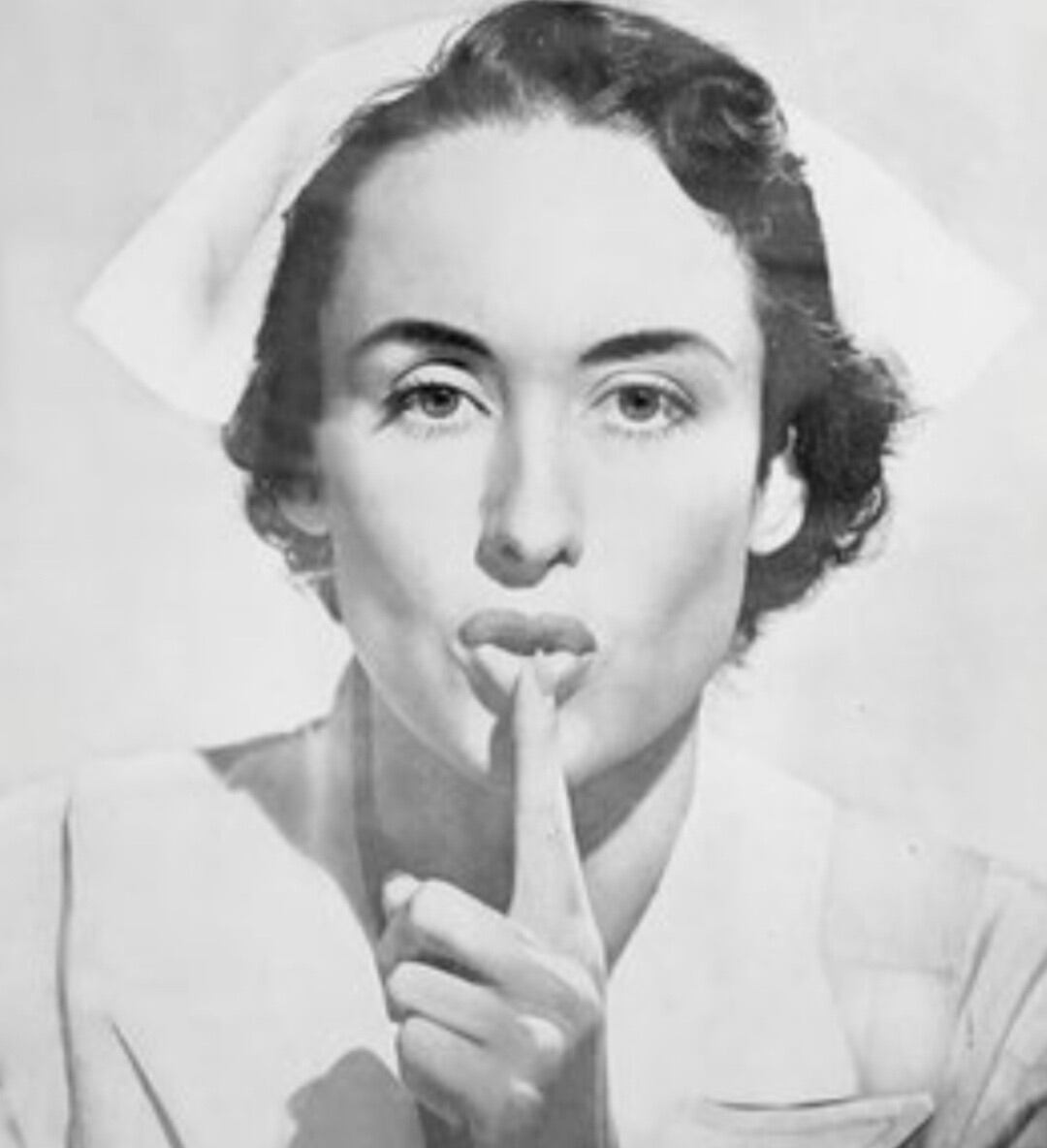 El dedo en los labios: un gesto simple que se transformó en un ícono de respeto y cuidado en la salud