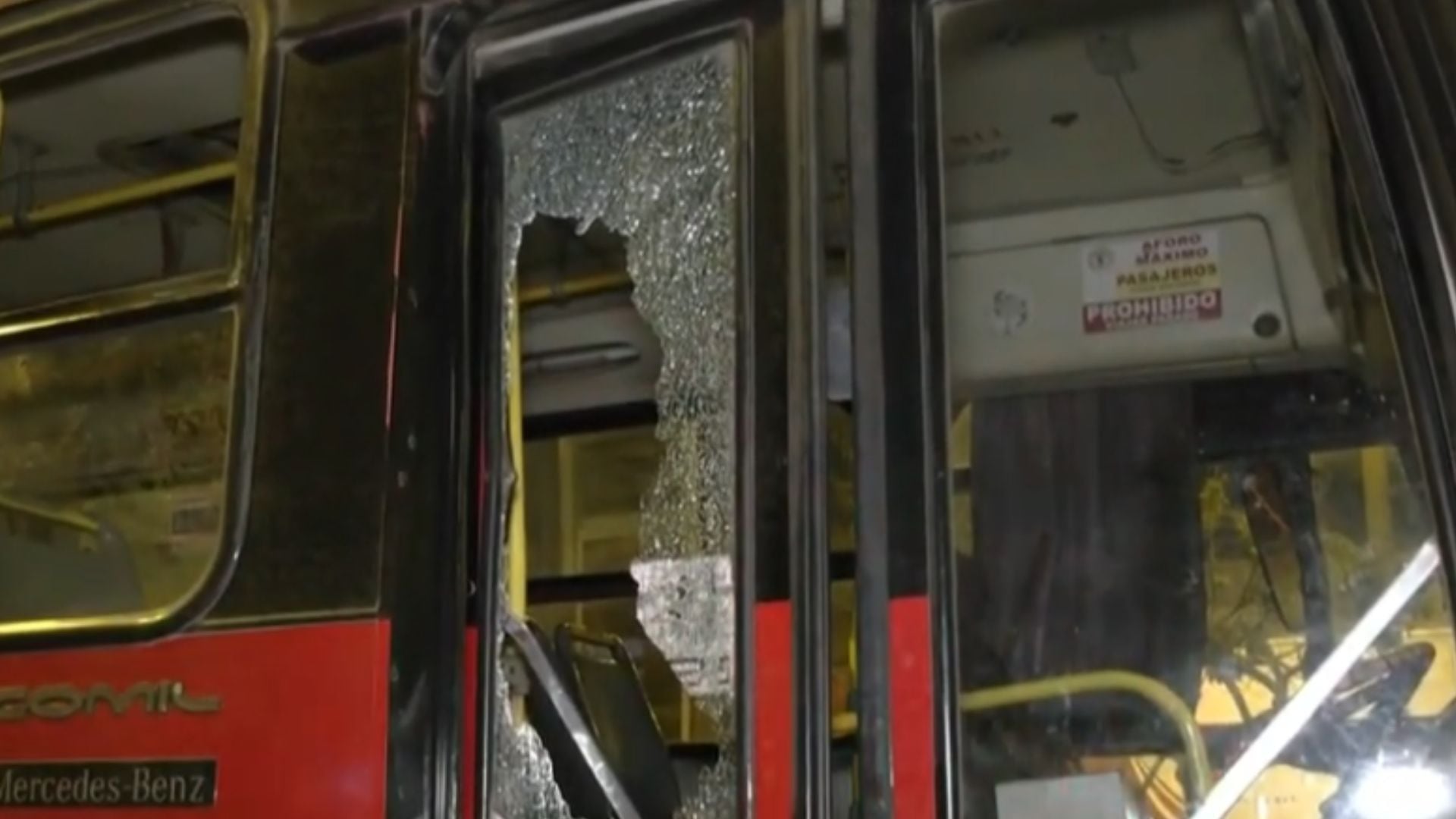 “Hoy dejamos un muerto, mañana otro”: Balean bus de la empresa Santa Cruz en Comas y dejan mensaje extorsivo