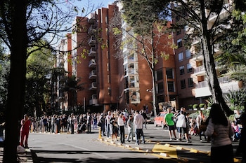 Personas permanecen fuera de sus casas después de que se sintiera un terremoto en Bogotá, Colombia, el lunes 10 de agosto de 2026. (AP Foto/Iván Valencia)