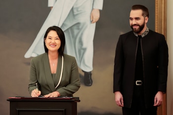 La presidenta de Perú, Keiko Fujimori, junto a su homólogo de El Salvador, Nayib Bukele, firma un acuerdo donde establecieron acciones conjuntas en materia de educación, salud, seguridad y fortalecimiento institucional, este jueves en la Casa Presidencial, en San Salvador (El Salvador). EFE/ Rodrigo Sura