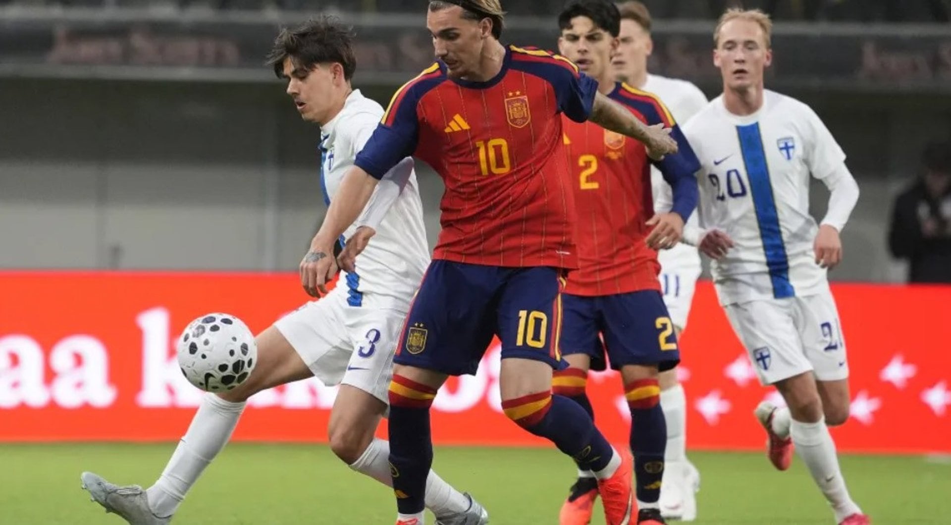 10/10/2025 España tropieza en Finlandia y aplaza su clasificación para el Europeo Sub-21.
La selección española Sub-21 de fútbol ha caído este viernes ante Finlandia (2-1) en la octava jornada de la fase de clasificación para el Europeo Sub-21 de Albania y Serbia, un partido en el que a los de David Gordo no les bastó el postrero gol de Jacobo Ramón para remontar el 2-0 con el que se adelantaron los escandinavos y que frustra el pase matemático para la cita continental.
EUROPA DEPORTES FINLANDIA
RFEF