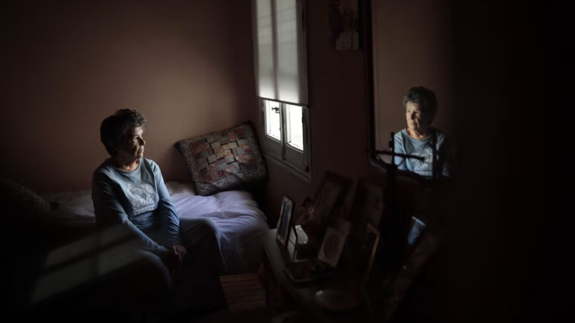 Maricarmen en la casa en la que reside desde hace siete décadas. (Sindicato de Inquilinas e Inquilinos de Madrid)