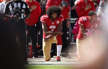 Colin Kaepernick se arrodilla durante