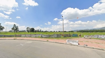 La investigación sobre el predio del Metro de Bogotá señala que el avalúo catastral se mantuvo estable hasta 2022 y se disparó desde 2023 - crédito Google Maps