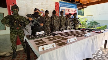 Los cuatro sujetos entregaron una ametralladora calibre 7.62 mm, 4 fusiles calibre 5.56 mm, más de 800 unidades de munición de diferentes calibres, proveedores y material de intendencia alusivo a la estructura criminal - crédito Ejército Nacional de Colombia