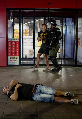 Mientras un hombre yace herido