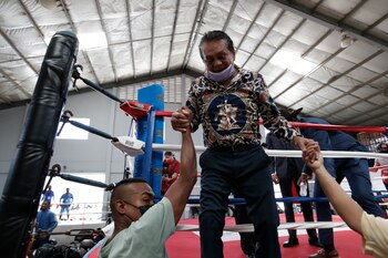 Roberto Durán en el gimnasio Rockero Alcázar durante la celebración de su 70avo cumpleaños, hoy en ciudad de Panamá (Panamá). EFE/Bienvenido Velasco