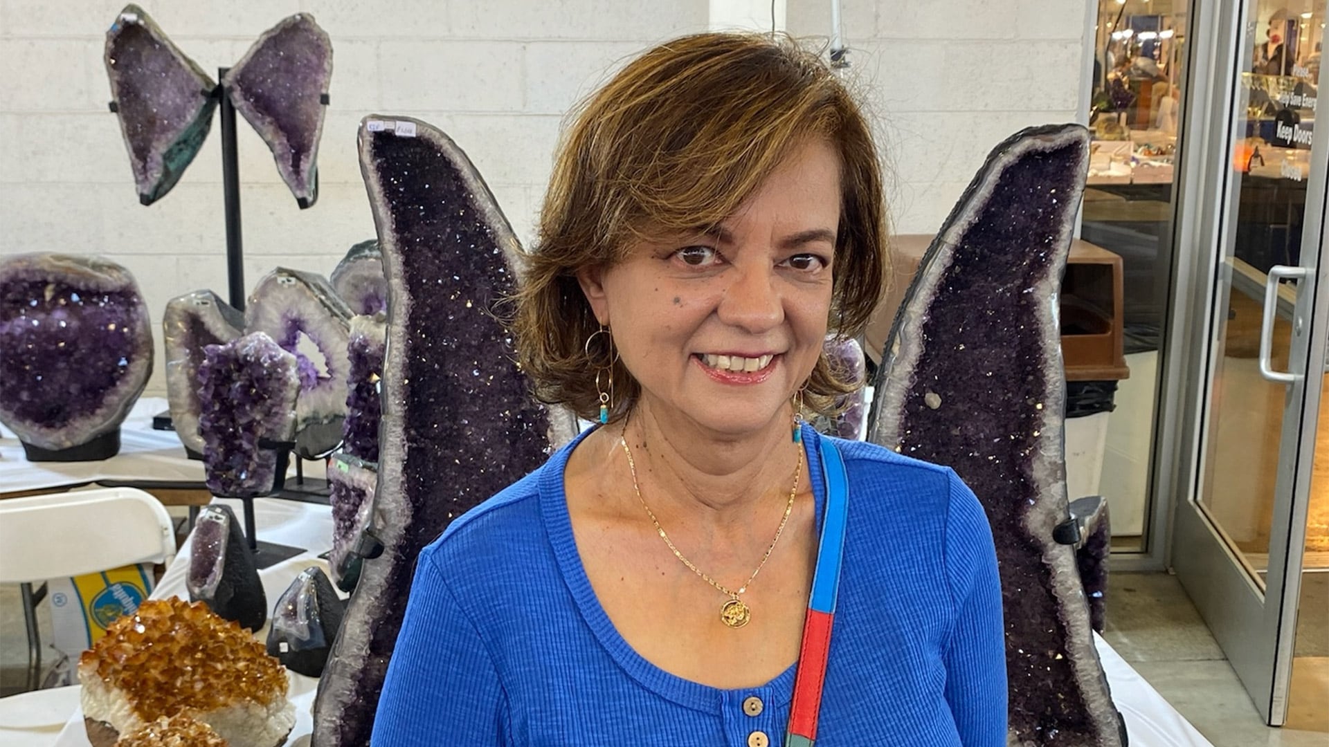 Expertos advierten sobre el riesgo de confiar solo en el pensamiento positivo y abandonar tratamientos médicos convencionales en la lucha contra el cáncer