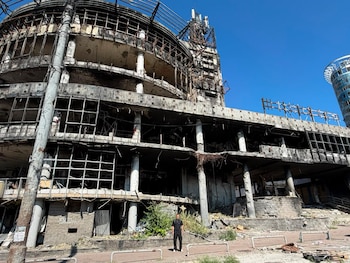 El juez José Michilini frente a los restos del centro comercial Kvadrat, destruido y quemado tras un ataque con misiles y drones en el barrio de Lukianivka, en Kiev, Ucrania.