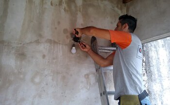 Damián es electricista y tiene