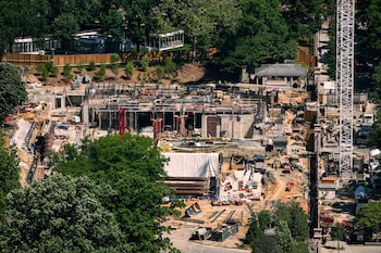La demolición de parte de la Casa Blanca para construir el salón de baile anhelado por el presidente Donald Trump, en Washington, el 5 de mayo del 2026 (AP/Julia Demaree Nikhinson)