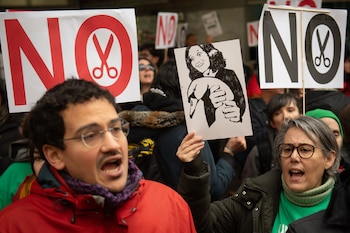 Concentración de estudiantes, docentes y trabajadores de las seis universidades públicas de la Comunidad de Madrid frente a la Asamblea de Madrid, a 4 de diciembre de 2025. (Fernando Sánchez / Europa Press)